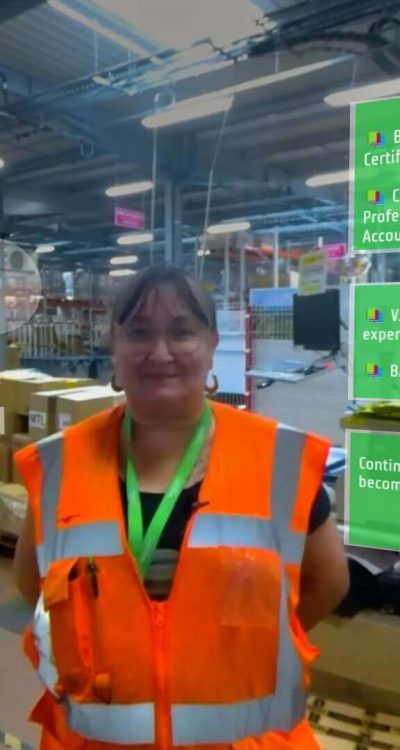 Virtual tour of a Schneider Electric factory on the circular economy created with Uptale. There is a female operator, Cynthia, who explains her background and her work in the sorting process in an industrial environment. There are green info tags allowing to transcribe her journey.